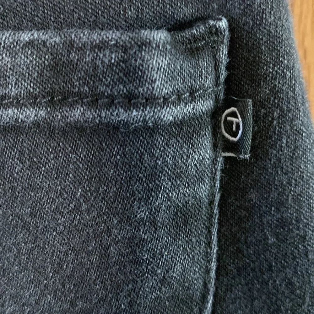 Tahari cropped skinny jeans size 4/27 black wash